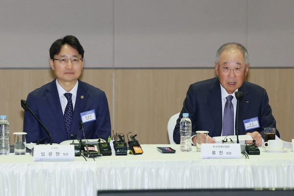 류진 한국경제인협회 회장이 2일 FKI타워 컨퍼런스센터에서 열린 '국세청장 초청 경제계 소통 간담회'에 참석해 인사말을 하고 있다(사진 = 한경협)