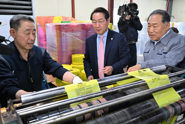 유정복 인천광역시장이 2일 미추홀구 종량제 봉투 제작업체에서 생산라인을 살펴보고 있다