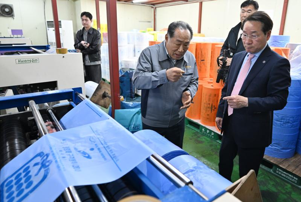 유정복 인천광역시장이 2일 미추홀구 종량제 봉투 제작업체에서 생산라인을 살펴보고 있다