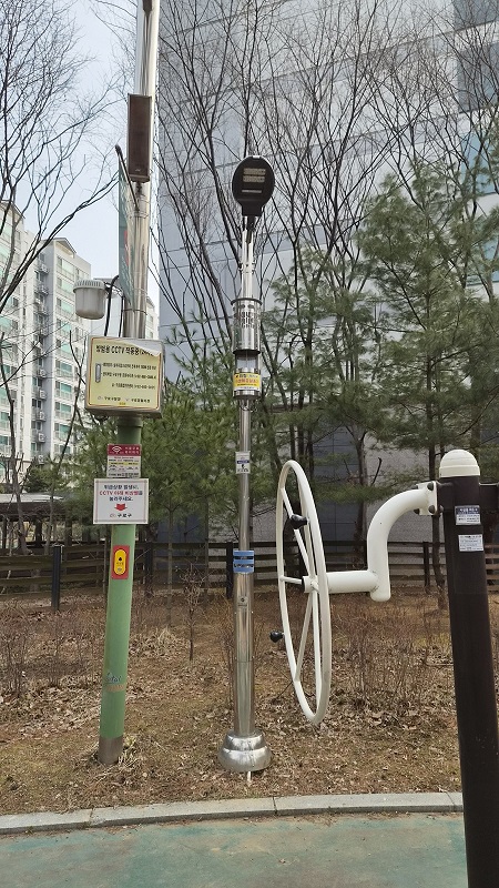 덕의근린공원에 설치된 포충기 모습. 모기 등 위생해충 유인을 위한 장비가 가로등과 연계해 설치돼 있다.