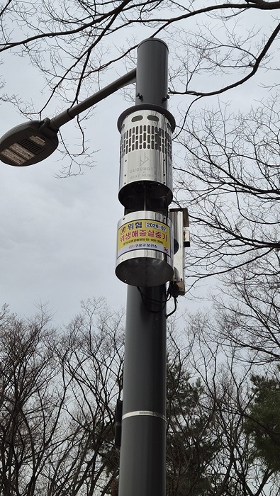 고척근린공원에 설치된 포충기 모습