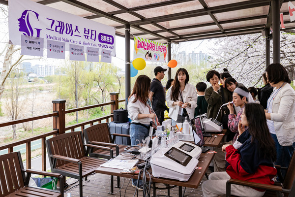 지난 해 양평1동 벚꽃축제 체험행사(사진 = 영등포구)